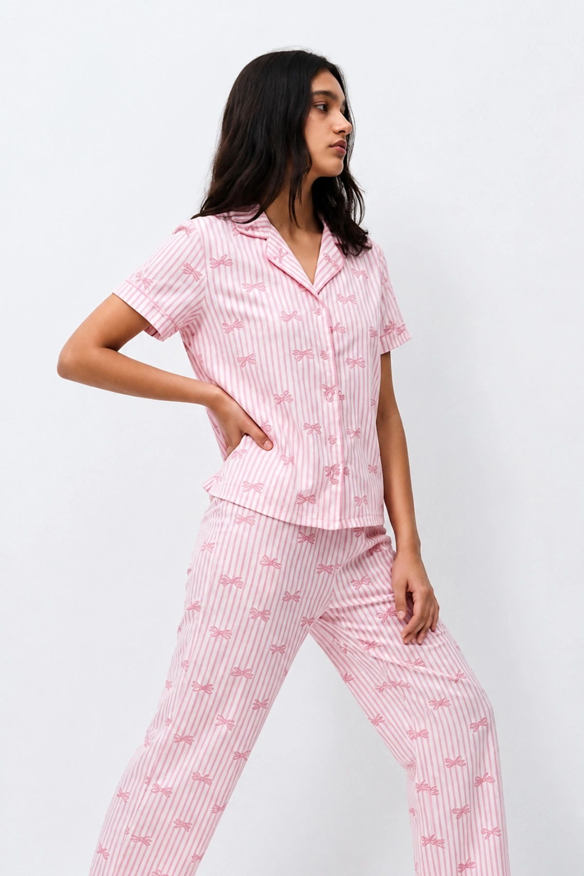 Kadın Pembe Çizgili Fiyonk Desenli Kısa Kollu Düğmeli Gömlek Yaka Pantolonlu Pijama Takımı