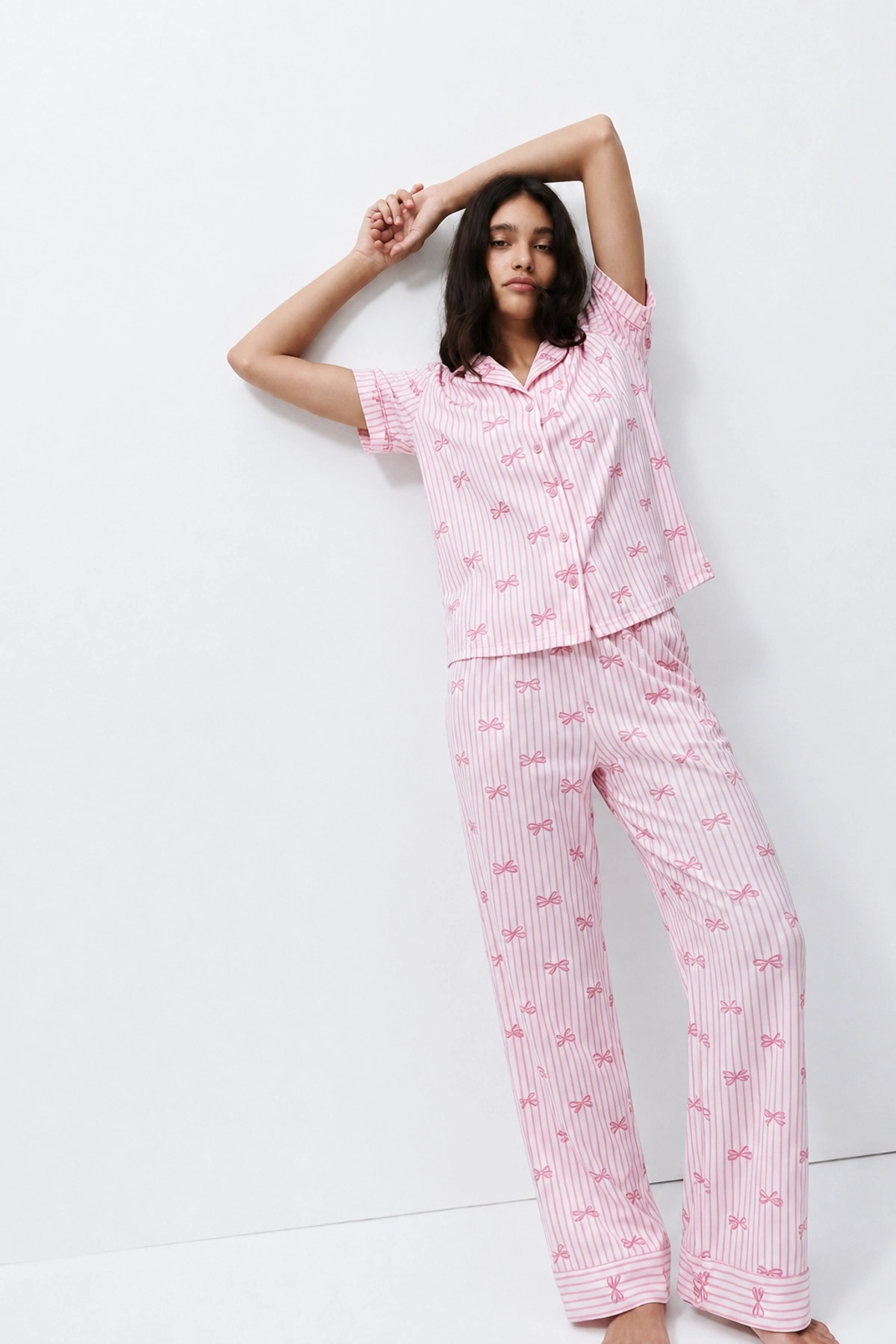 Kadın Pembe Çizgili Fiyonk Desenli Kısa Kollu Düğmeli Gömlek Yaka Pantolonlu Pijama Takımı