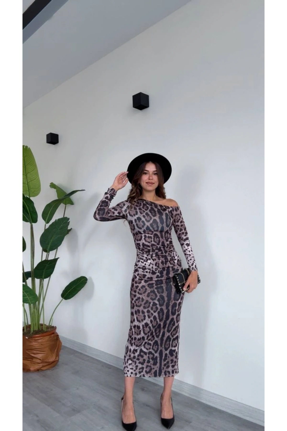 Kadın Leopar Desenli Tek Omuz Açık Drapeli Büzgülü Uzun Kollu Bodycon Dar Kalıp Midi Elbise