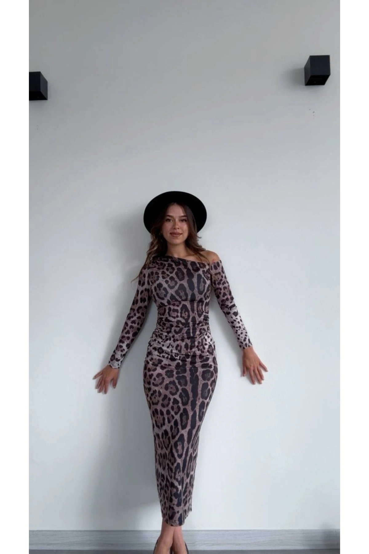 Kadın Leopar Desenli Tek Omuz Açık Drapeli Büzgülü Uzun Kollu Bodycon Dar Kalıp Midi Elbise