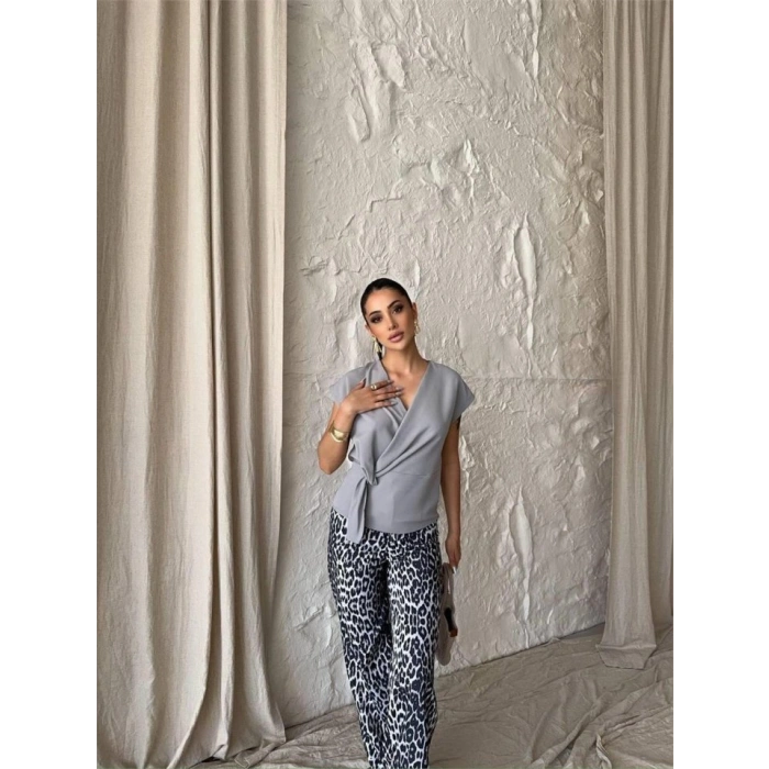 YANDAN BAĞLAMA DETAYLI KOLUZ BLUZ  Gri