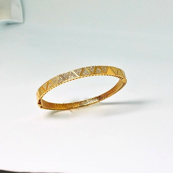 8 Ayar Altın Piramit Kelepçe