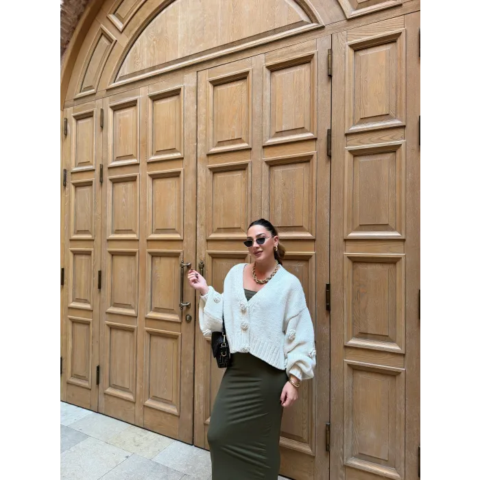 Gül Detaylı Krem Hırka