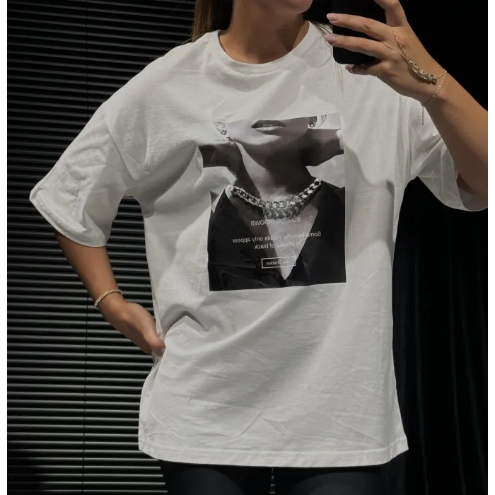 Zincir Detaylı Beyaz Tişört