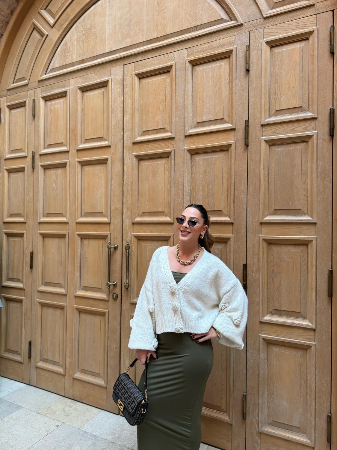 Gül Detaylı Krem Hırka