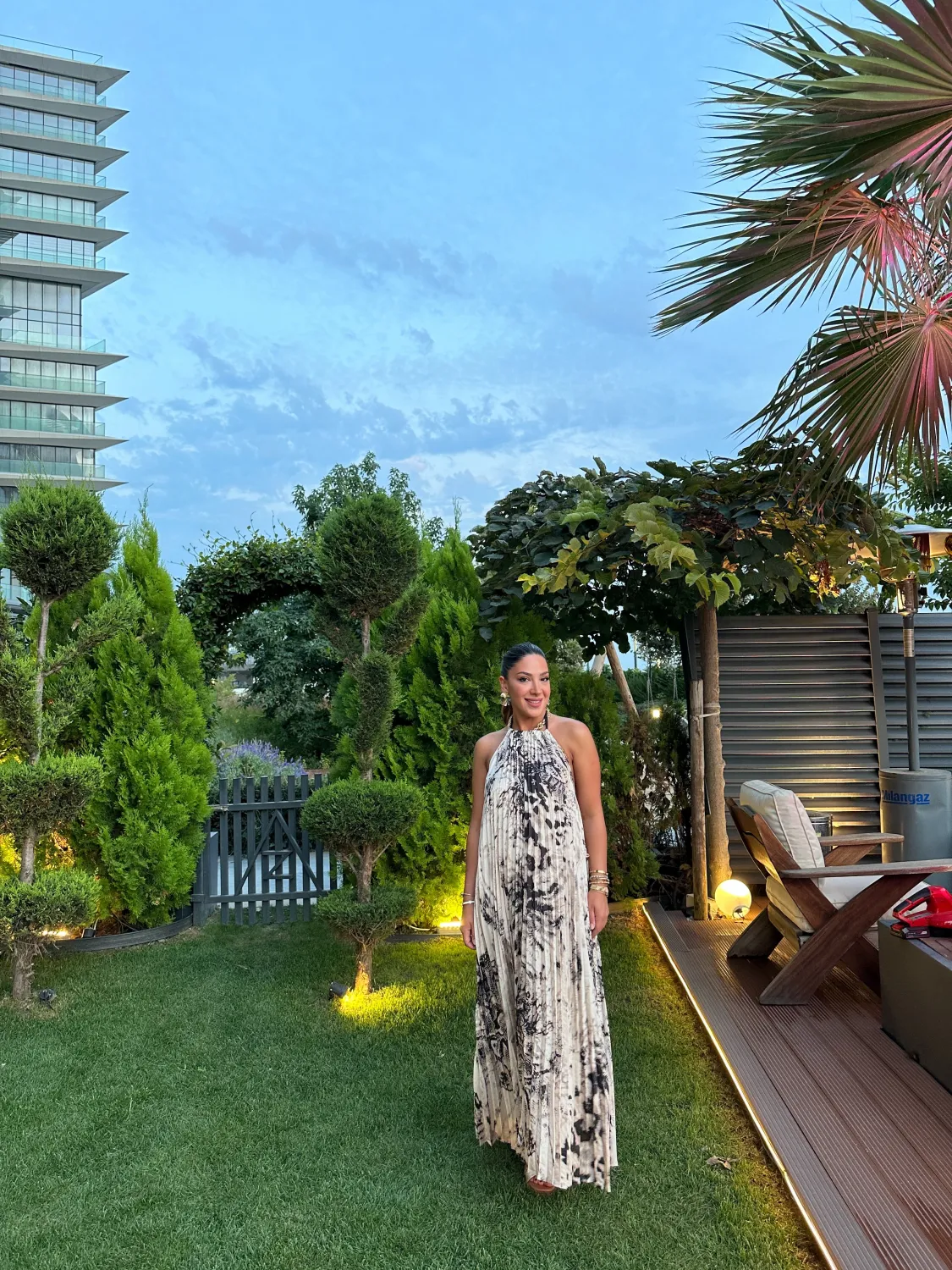 Mng Boyundan Bağlamalı Piliseli Elbise