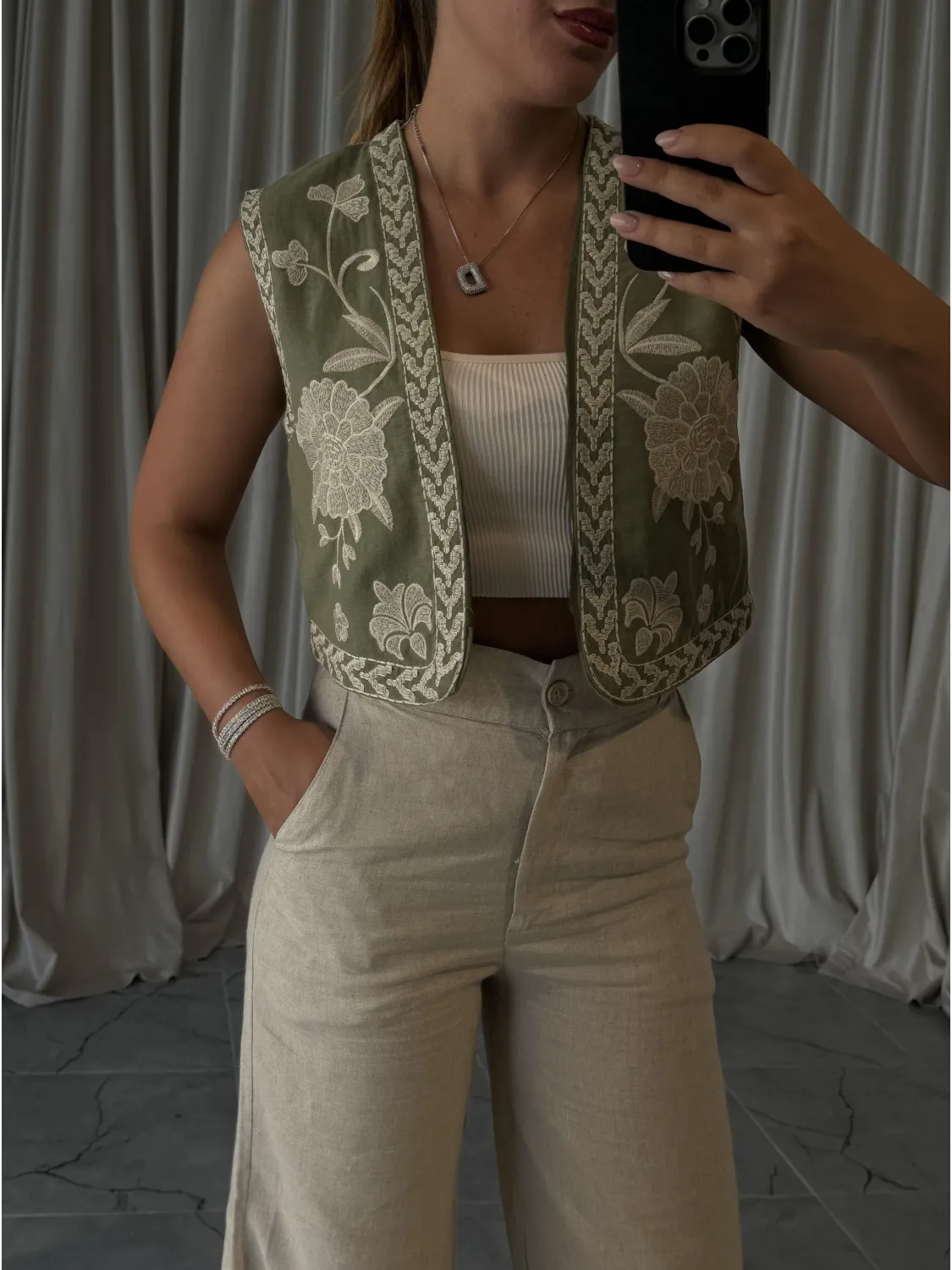 Yeşil Renk Nakış İşlemeli Keten Yelek