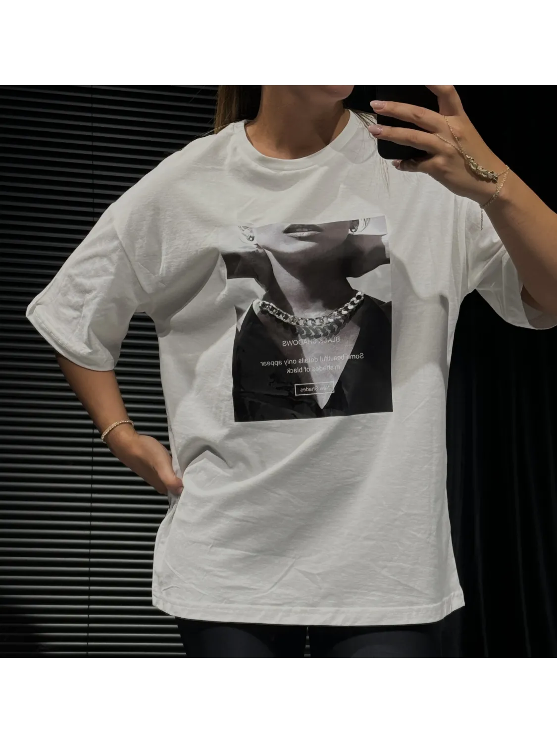 Zincir Detaylı Beyaz Tişört