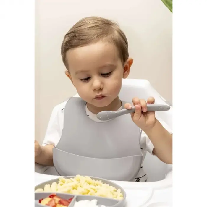 Gri 3’lü Silikon Yemek Seti – Önlük + Diş Kaşıyıcılı Kaşık + Vakumlu Tabak