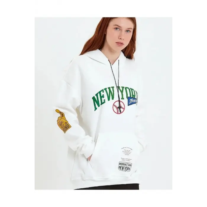 Kadın Oversize Kapüşonlu Cepli Ön Kol Baskılı 3 İplik Pamuklu Hoodie Sweatshirt - Beyaz