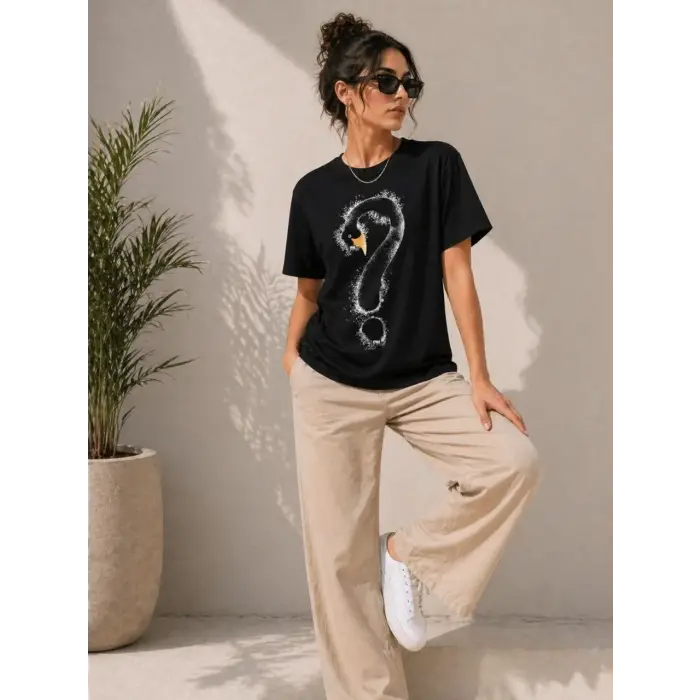 Kadın Kuğu Figürlü Soru İşareti Baskılı Tişört Kısa Kol T-Shirt - Siyah