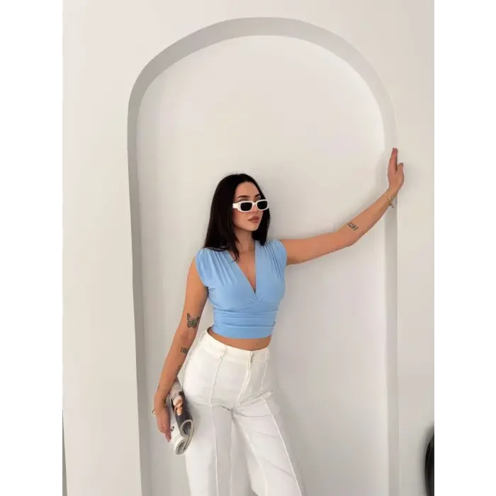 Kadın Vatkalı Kolsuz V Yaka Drapeli Crop Bluz Likralı Fit - Bebek Mavisi