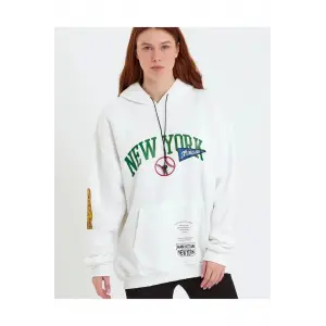 Kadın Oversize Kapüşonlu Cepli Ön Kol Baskılı 3 İplik Pamuklu Hoodie Sweatshirt - Beyaz
