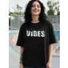 Kadın Kısa Kol Yazlık Tişört Bisiklet Yaka VIBES Baskılı T-Shirt - Siyah