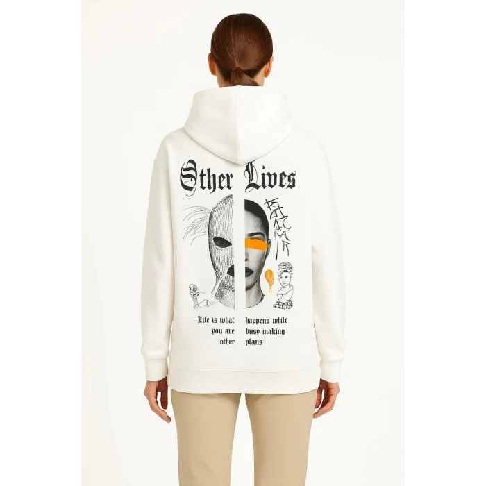 Kadın Oversize Üç İplik Şardonlu Kapüşonlu Sweatshirt – Beyaz “Other Lives” Ön ve Arka Baskılı, Kanguru Cepli, Ribanalı Rahat Kışlık Model Beyaz
