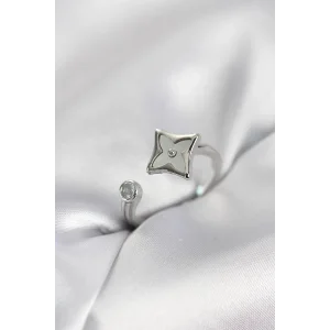 Gümüş Renk Köşeli Yonca Model Zirkon Taşlı Kadın Yüzük