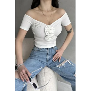 Kayık Yaka Gül Detaylı Crop Bluz