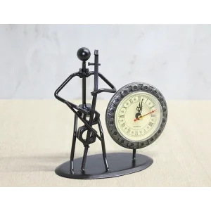 Metal Saatli Keman Çalan Müzisyen