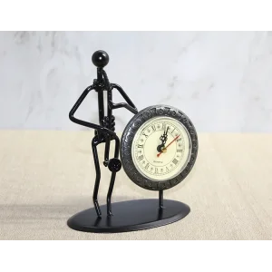 Metal Saatli Saksafon Çalan Müzisyen