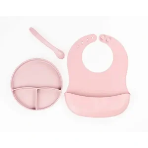 Pembe 3’lü Silikon Yemek Seti – Önlük + Diş Kaşıyıcılı Kaşık + Vakumlu Tabak