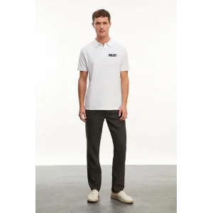 Yakası Düğmeli Yakalı Pike Baskılı T-Shirt - Beyaz