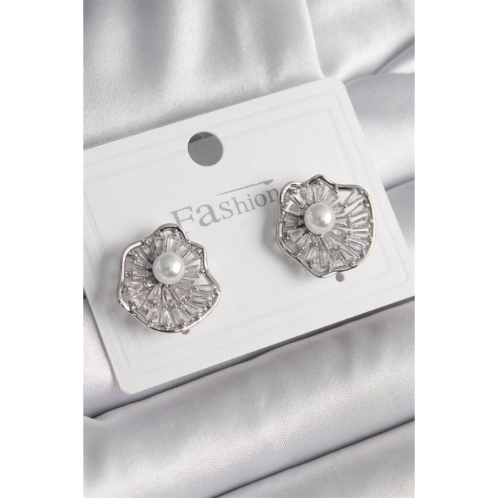 Pirinç Gümüş Renk Zirkon Taşlı Çiçek Model İnci Detay Kadın Küpe