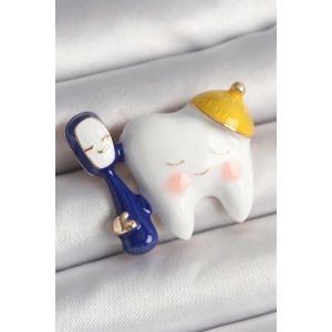 Pirinç Gold Renk Gülen Beyaz Diş Mavi Diş Fırçası Model Kadın Broş