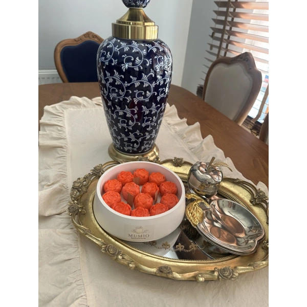 Kırmızı Şakayık Bahçesi