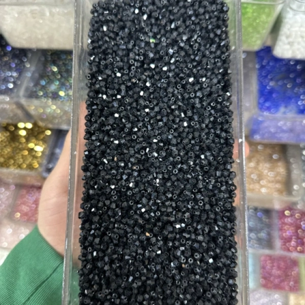 4 mm siyah piramit kristal ( 50 gram)