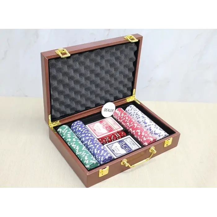 Deri Çantalı 200 Chip Ve 2 Adet İskambil Kağitına Sahip Poker Oyunu Alk4229