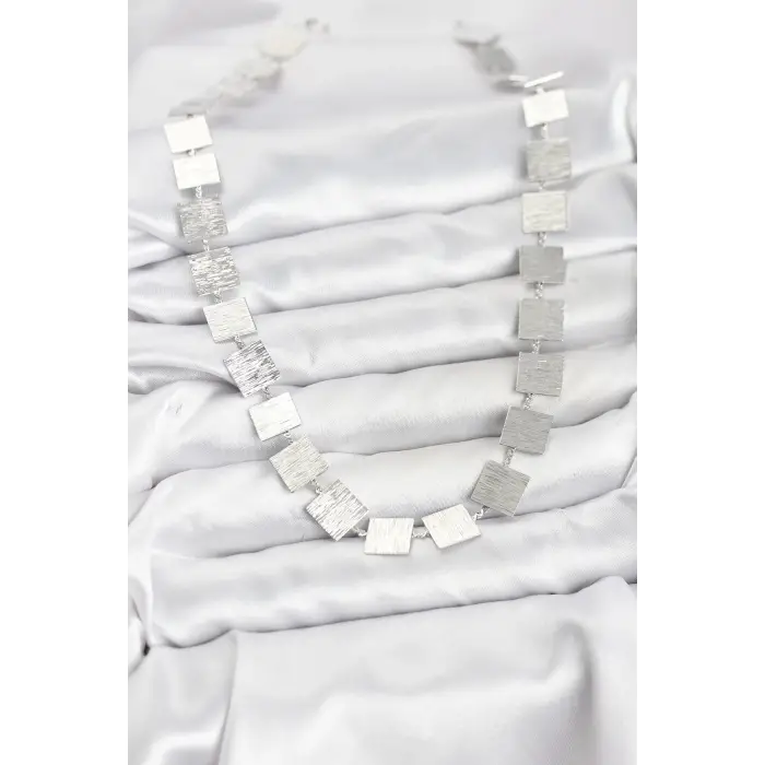 Kare Plaka Model Gümüş Renk Kadın Kolye