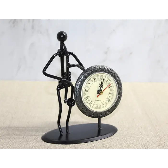 Metal Saatli Saksafon Çalan Müzisyen