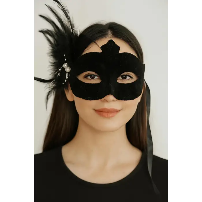 Siyah Renk Yandan Tüylü Süet Kaplama Beyaz İncili Parti Maskesi 18X15 cm