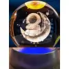 Ay Üstünde Astronot Tasarımlı Plastik Altlıklı Işıklı Cam Küre