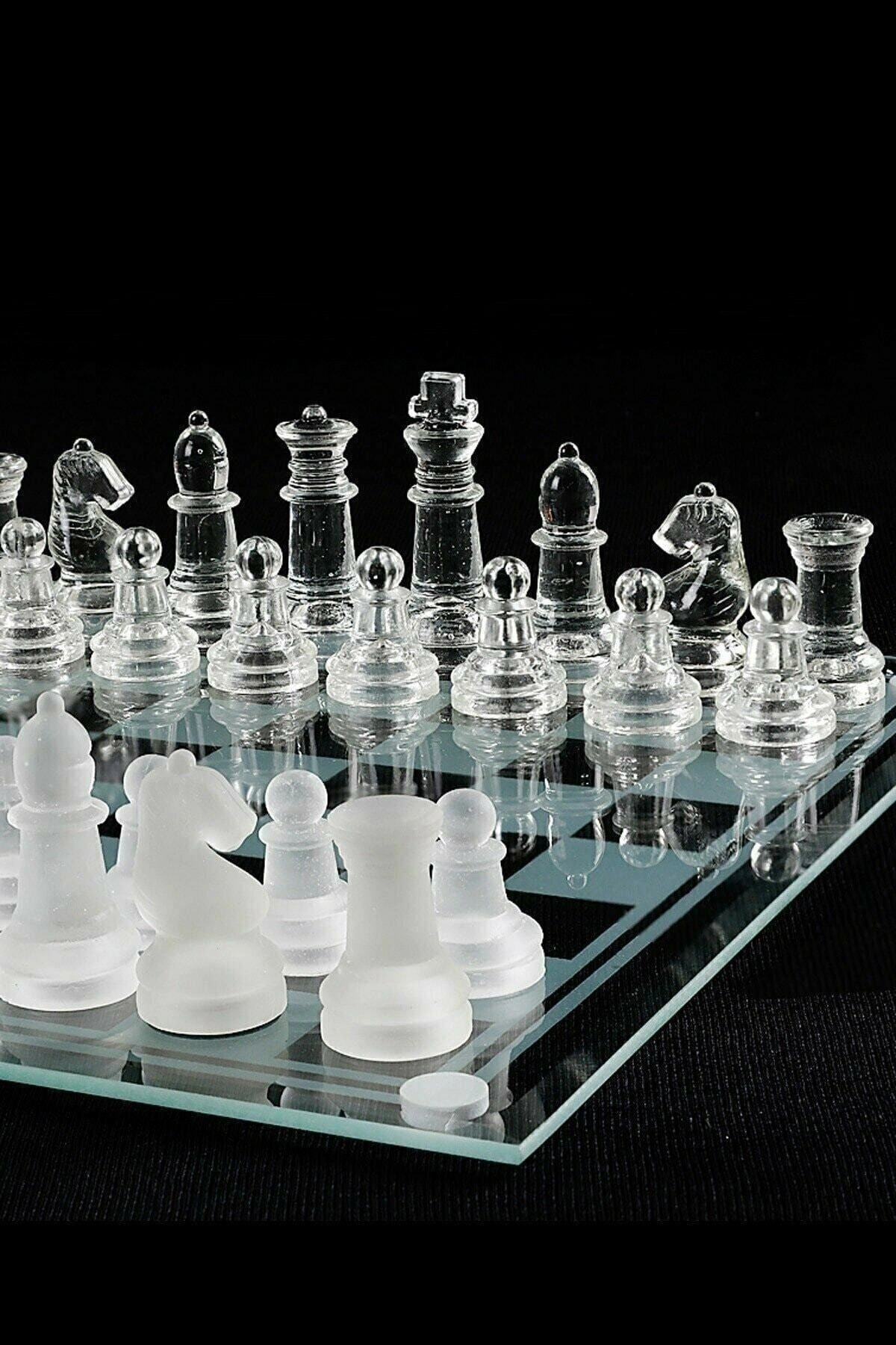 Cam satranç takımı 20x20 cm boyutunda şeffaf cam taşlar ve cam satranç tahtası ile
