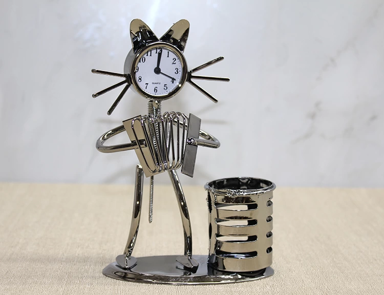 Metal Akordiyon Çalan Müzisyen Kedi Müzisyen Saat Ve Kalemlik