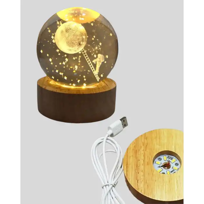 5 cm 3D Kristal Astronot Küre Lamba – Dekoratif LED Işıklı Ahşap Stand