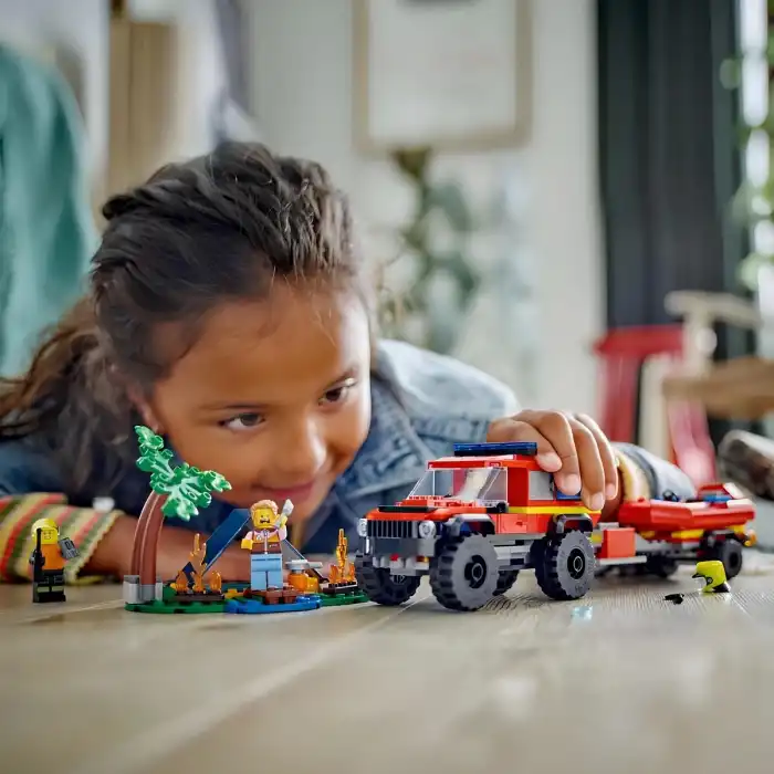 LEGO 4x4 Kurtarma Botlu İtfaiye Kamyonu
