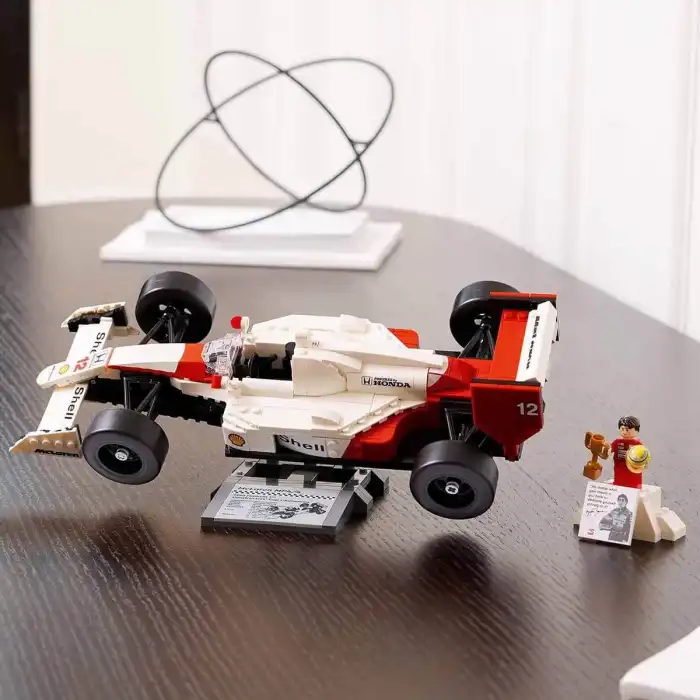 LEGO Icons McLaren MP4/4 ve Ayrton Senna 10330