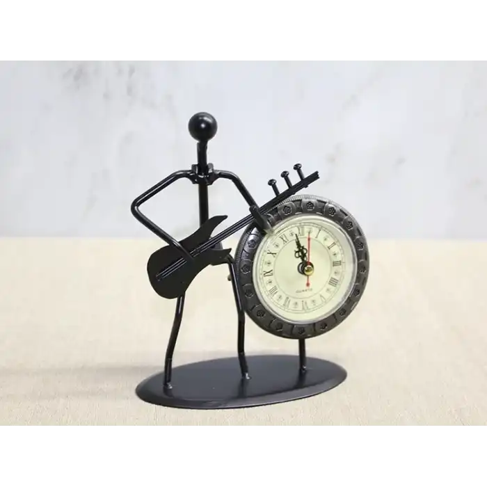 Metal Saatli Gitar Çalan Müzisyen Alk4334