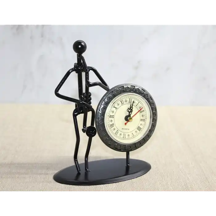Metal Saatli Saksafon Çalan Müzisyen