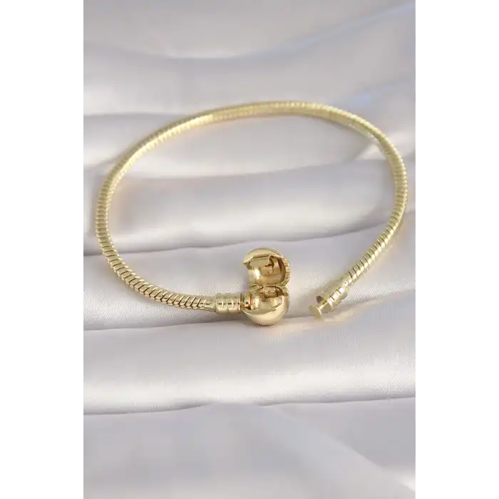 Pirinç Gold Renk İşleme Detay Charm Model Kadın Bileklik