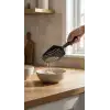 Kedi Kumu Eleme Küreği, Metal gövde ve ince diş yapısıyla hijyenik temizlik amaçlı