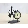 Metal Saatli Gitar Çalan Müzisyen