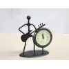 Metal Saatli Gitar Çalan Müzisyen