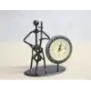 Metal Saatli Keman Çalan Müzisyen
