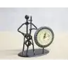 Metal Saatli Keman Çalan Müzisyen