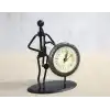 Metal Saatli Saksafon Çalan Müzisyen