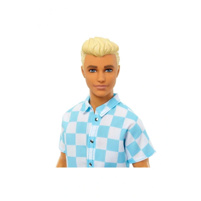 ® Bebek ve Aksesuarlar Deniz şortu ve plaj temalı aksesuarları olan sarışın Ken® bebek HPL74