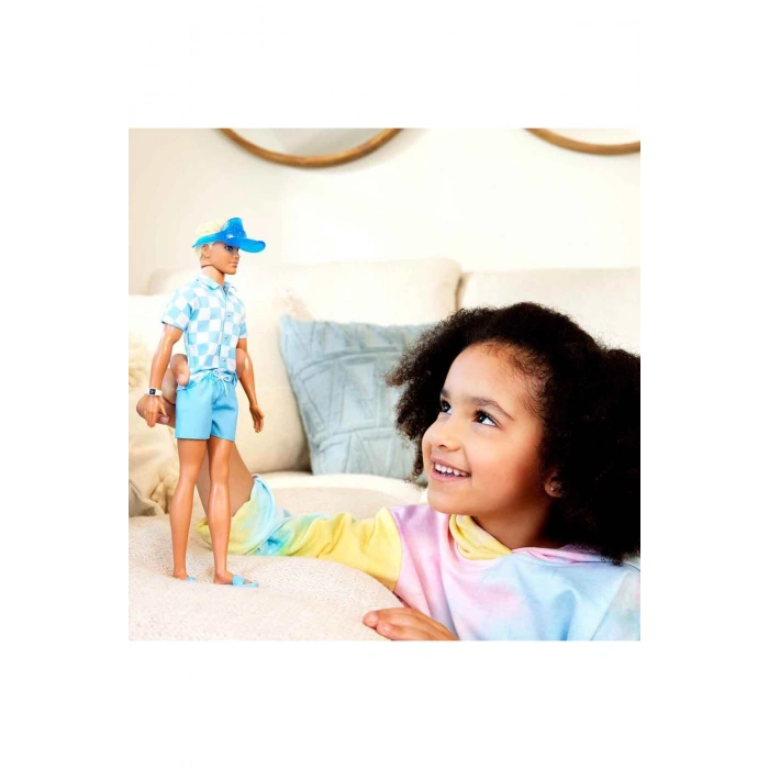 ® Bebek ve Aksesuarlar Deniz şortu ve plaj temalı aksesuarları olan sarışın Ken® bebek HPL74